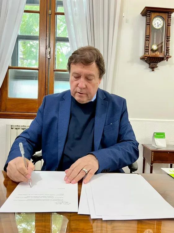 LA FIRMA DE ALBERTO WERETILNECK EN EL ÚLTIMO DECRETO PAPEL