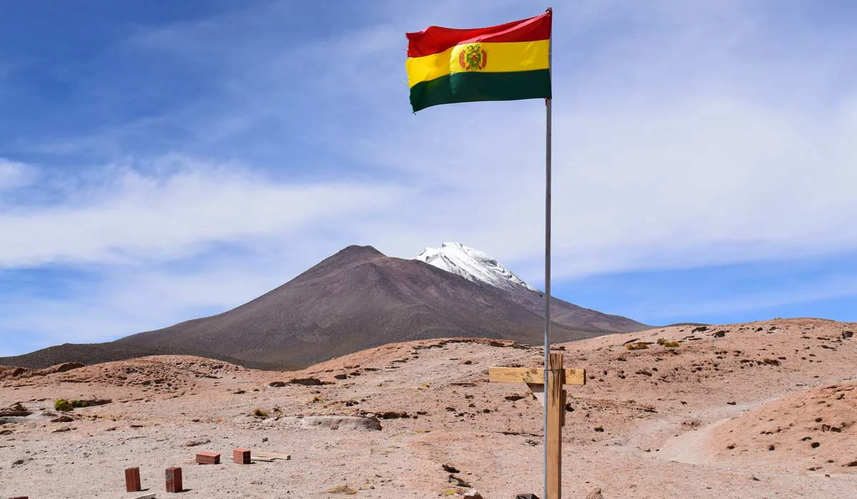 bolivia-volcan-bandera