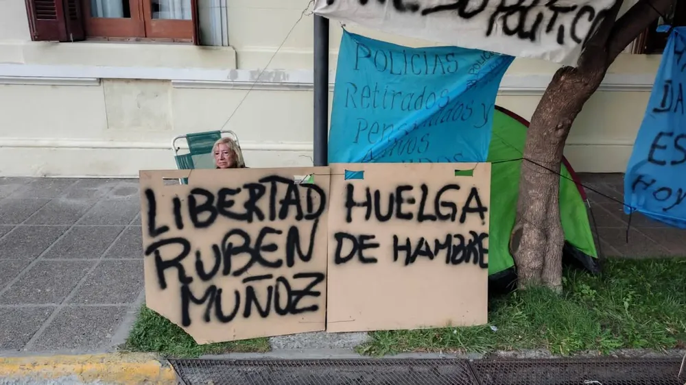 POLICIA RETIRADA ENCADENADA