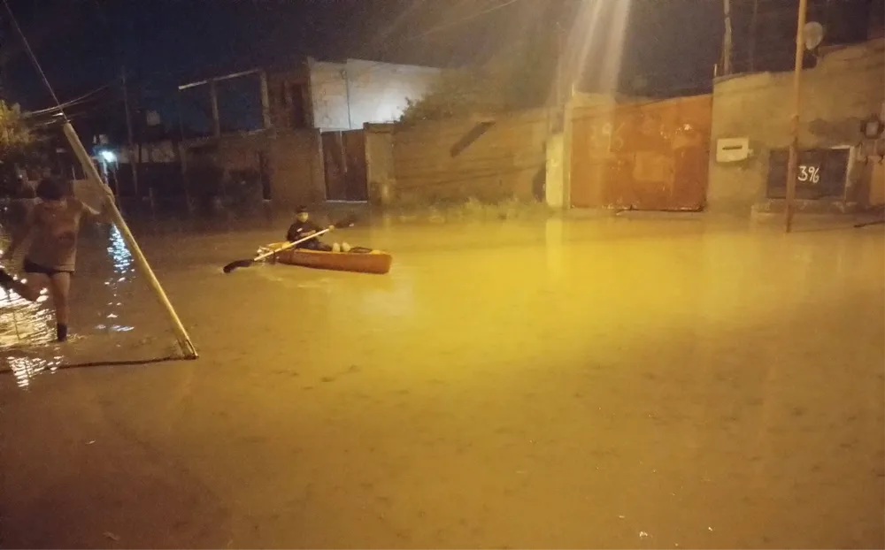 TORMENTA BARRIO LAVALLE KAYAK