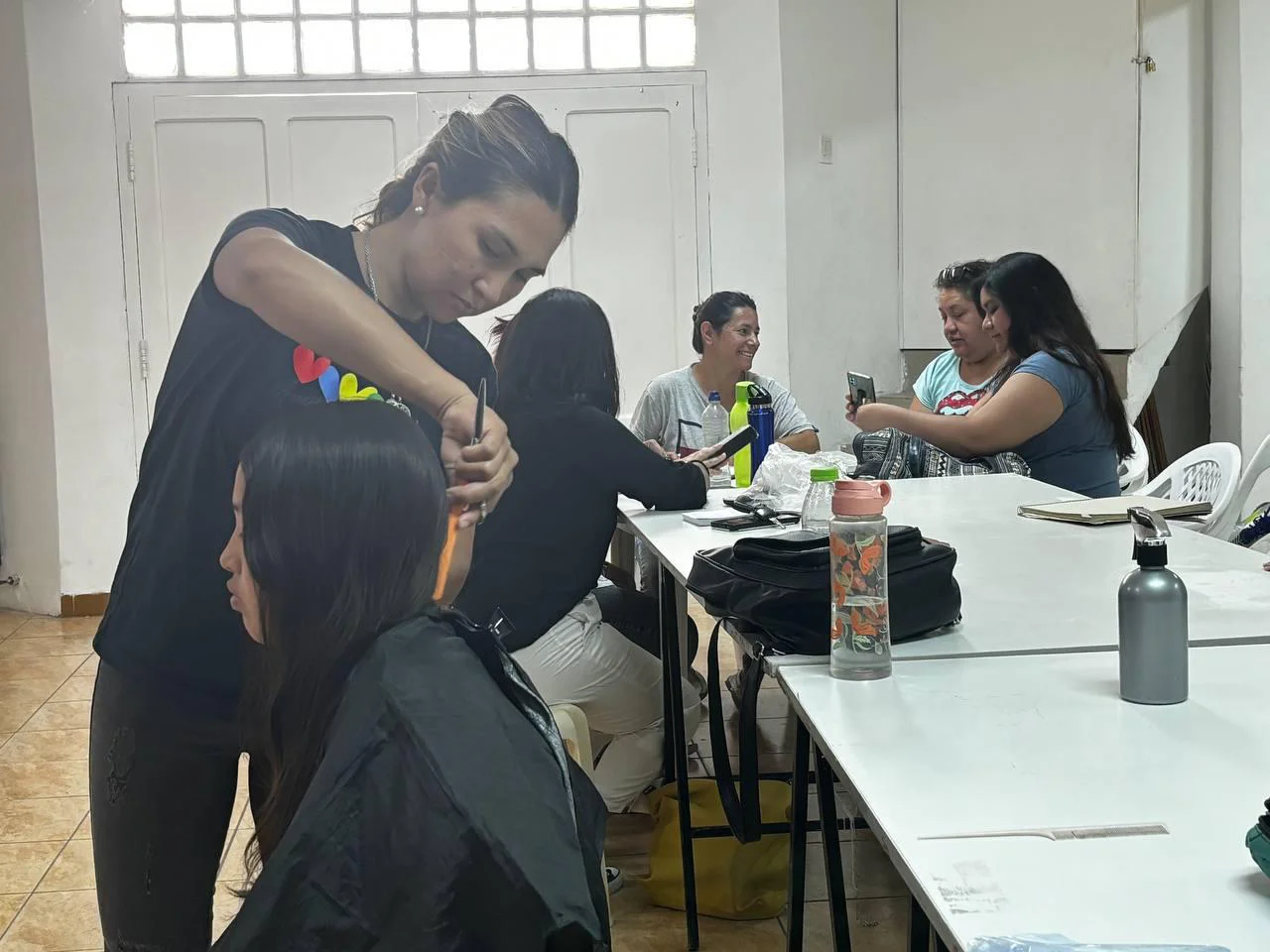 MANOS QUE TRABAJAN PELUQUERIA